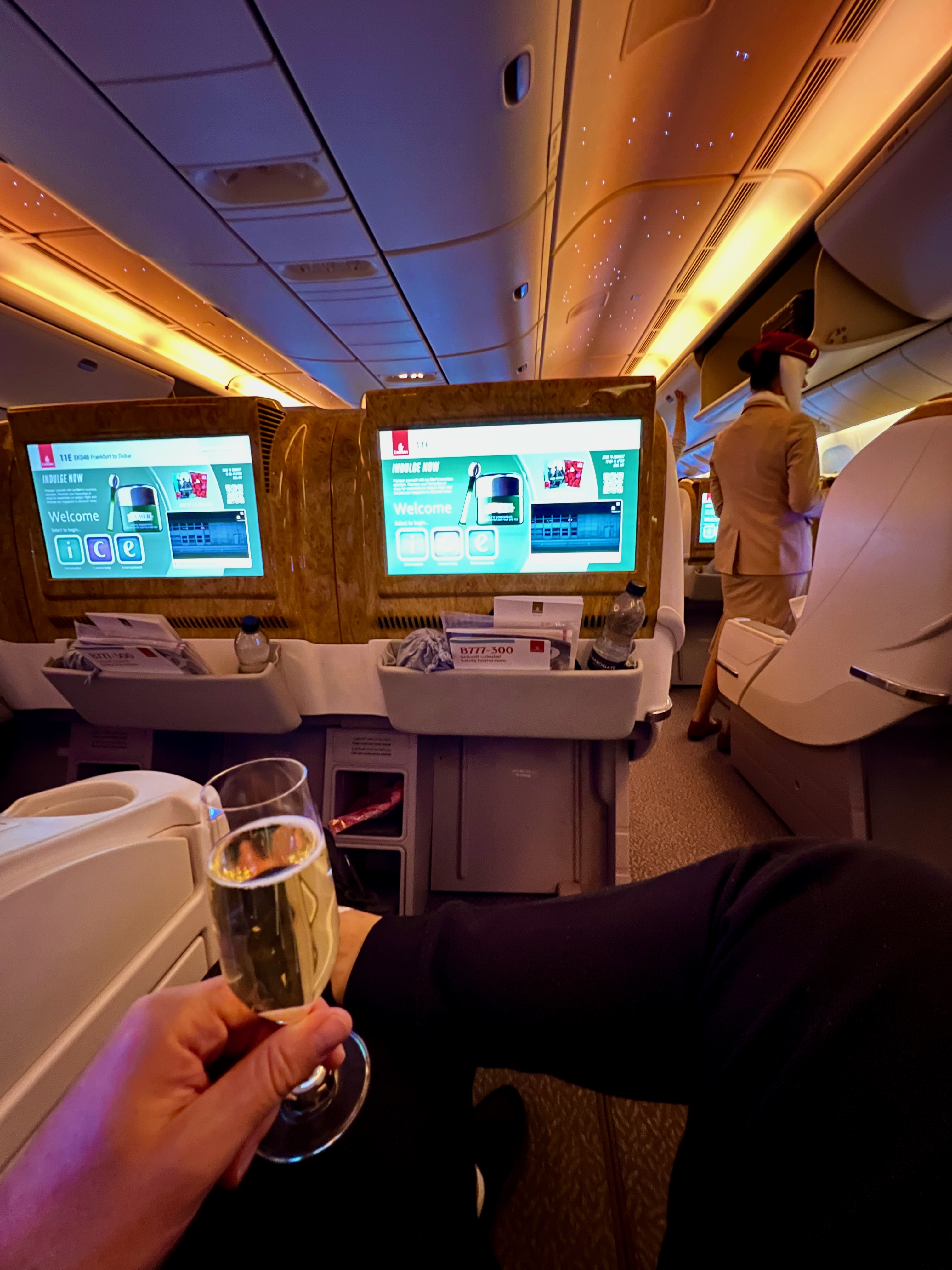 Champagner in der Business Class auf Langstreckenflug