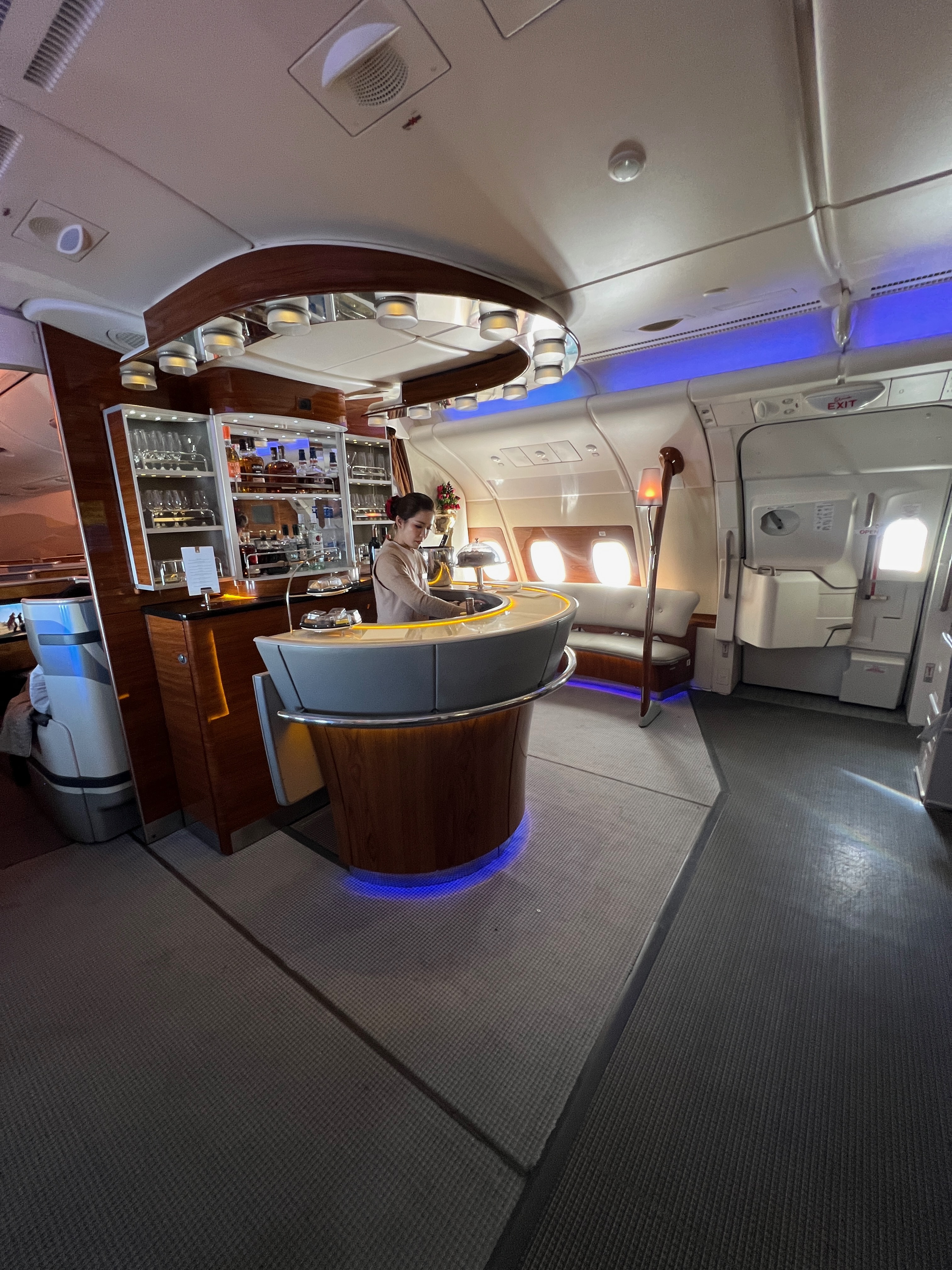 Onboard Bar in der A380 — Premium Reise-Erlebnis